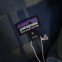 Load image into Gallery viewer, NWT Patagonia Organic Cotton Flannel Shirt - S